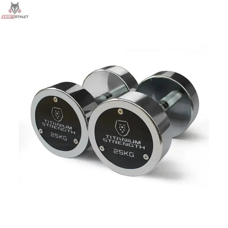 Titanium Strength Chrom-Kurzhantelset 2,5–30 kg mit Rack im Detail: zwei Chrom-Kurzhanteln mit Logo