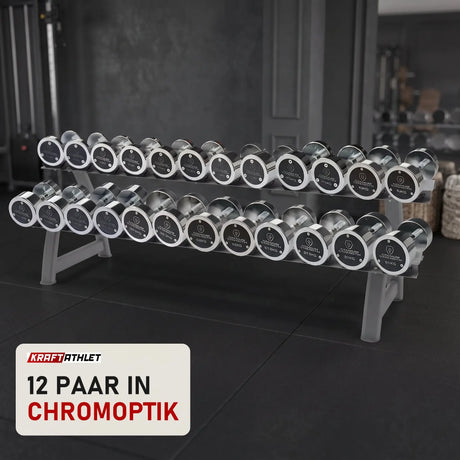 Titanium Strength Chrom-Kurzhantelset 2,5–30 kg mit Rack in einem fertig eingerichteten Studio mit dunklen Wänden und Gummiboden