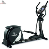 Titanium Strength CT900 TFT Crosstrainer Performance Series: Seitenansicht mit Schwungrad, Pedalen und Armgriffen