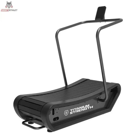 Titanium Strength Curved Laufband CX in Schrägansicht mit gebogener Lauffläche und Haltegriff