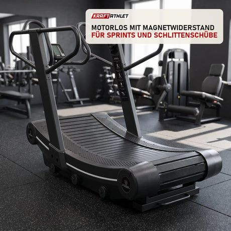 Titanium Strength Curved RS Laufband in einem fertig eingerichteten Studio mit dunklen Wänden und Gummiboden