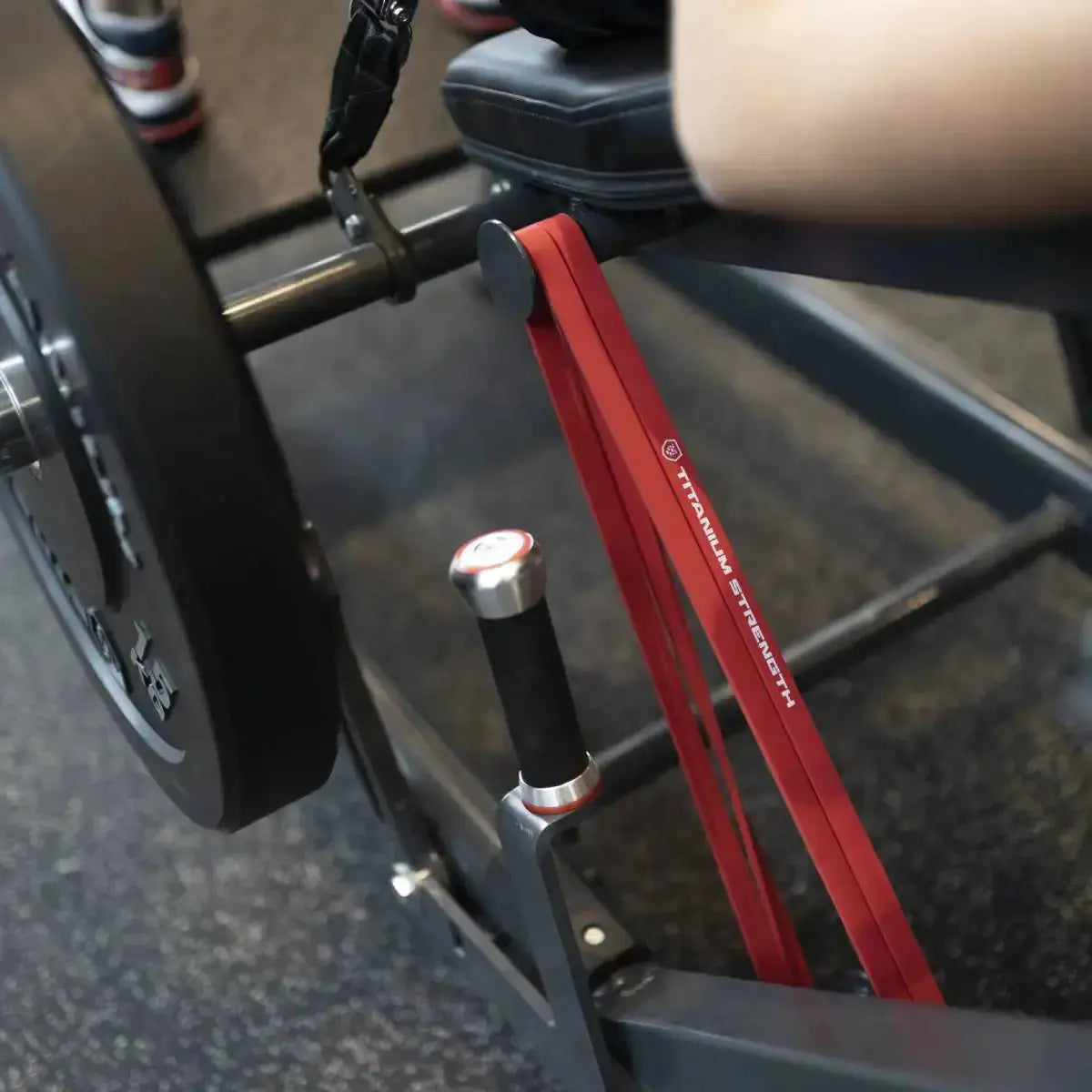 Titanium Strength DHP360 Deluxe Hip Thrust als Detail des roten Widerstandsbands am Hebelarm mit Griff