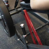 Titanium Strength DHP360 Deluxe Hip Thrust als Detail des roten Widerstandsbands am Hebelarm mit Griff