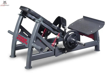 Titanium Strength DHP360 Deluxe Hip Thrust in Schrägansicht von hinten mit beladenen Hantelscheiben und Hüftgurt
