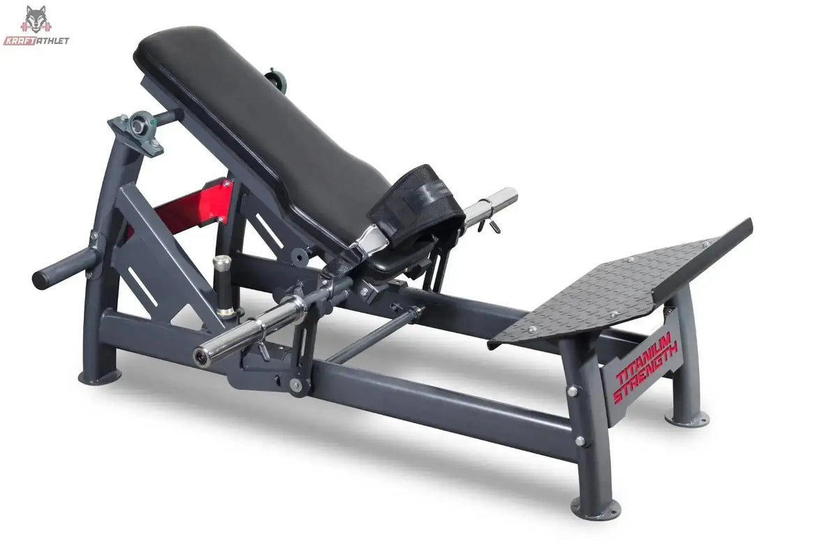 Titanium Strength DHP360 Deluxe Hip Thrust in Schrägansicht von vorn mit Fußplattform, Rückenpolster und roten Akzenten