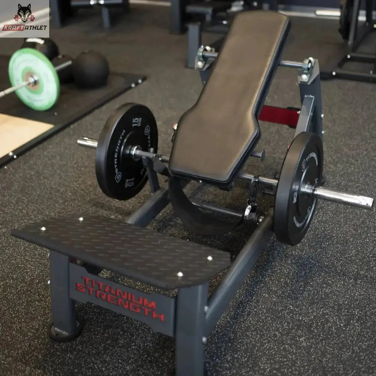 Titanium Strength DHP360 Deluxe Hip Thrust im Studio mit aufgelegten Hantelscheiben, Rückenpolster und Fußplattform