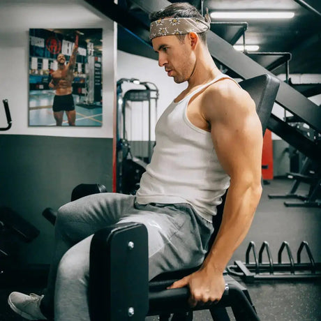 Titanium Strength Elite Series Abduktor-Adduktor – Mann beim Training im Studio, Nahaufnahme am Sitz