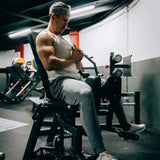 Titanium Strength Elite Series Abduktor-Adduktor – Mann sitzt beim Training im Studio an der Maschine