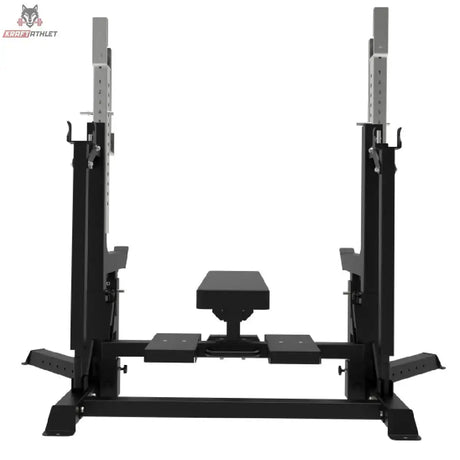 Titanium Strength Elite Series Bankdrücken & Squat Rack Combo in Frontansicht vom Fußende mit Standfläche und Hantelablagen