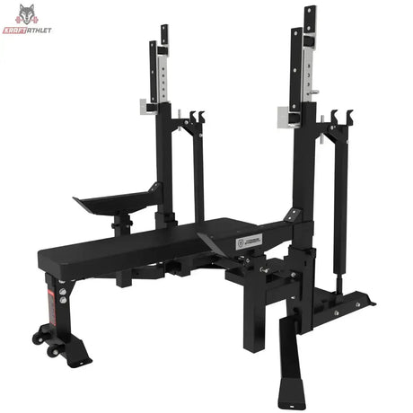 Titanium Strength Elite Series Bankdrücken & Squat Rack Combo in Schrägansicht mit Flachbank, verstellbaren Ablagen und Spotterplattform