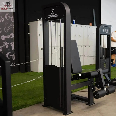 Titanium Strength Elite Series Beinstrecker – Aufnahme im Studio mit Sitz und Beinpolstern