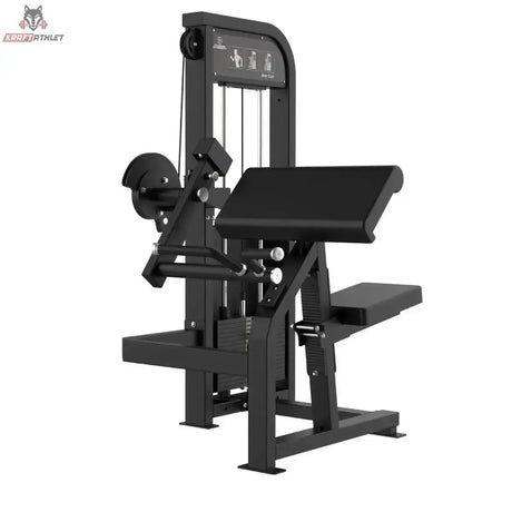 Titanium Strength Elite Series Bizepscurl – Schrägansicht mit Armauflage, Hebelarm und Sitz