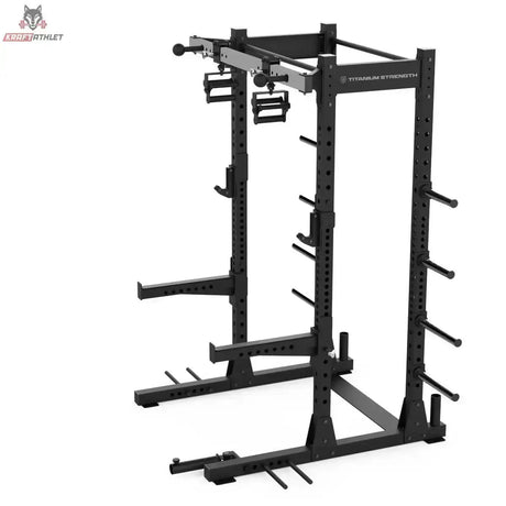 Titanium Strength Elite Series Half Rack E10 in Schrägansicht von hinten mit J-Hooks und Ablagen