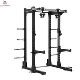 Titanium Strength Elite Series Half Rack E10 in Schrägansicht mit Klimmzugstange und Scheibenhaltern