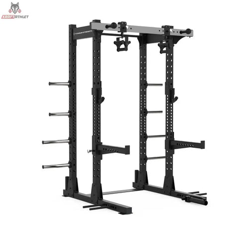 Titanium Strength Elite Series Half Rack E10 in Schrägansicht mit Klimmzugstange und Scheibenhaltern