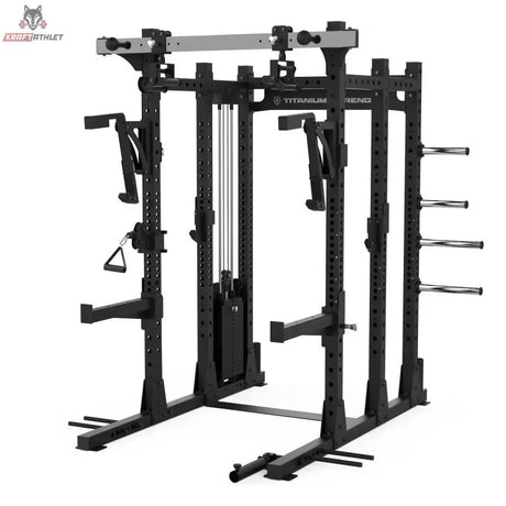 Titanium Strength Elite Series Half Rack E50 in Schwarz, Schrägansicht mit Seilzug und Scheibenhaltern