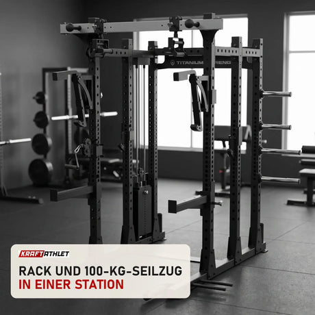 Titanium Strength Elite Series Half Rack E50 in einem fertig eingerichteten Studio mit dunklen Wänden und Gummiboden