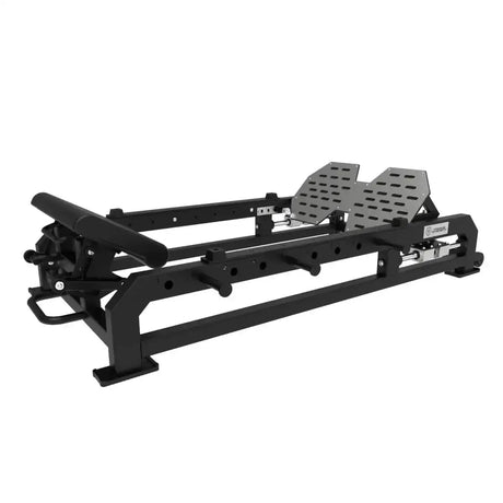 Titanium Strength Elite Series Hip Thrust Bank: Schrägansicht von vorne in Schwarz mit Fußplatten und gepolsterter Auflage