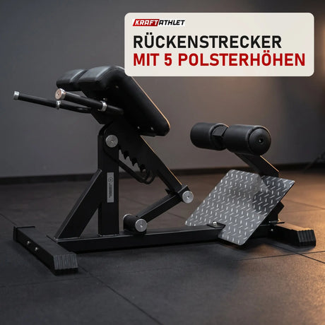 Titanium Strength Elite Series Hyperextension Bank Römischer Stuhl in einem fertig eingerichteten Studio mit dunklen Wänden und Gummiboden