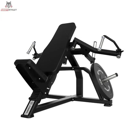 Titanium Strength Elite Series IsoLateral Incline Pec Fly – Schrägansicht von vorn mit Schrägpolster und Hebelarmen