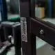 Titanium Strength Elite Series IsoLateral Brustpresse und Latzug im Studio, kleines Detailfoto der Hebelarme