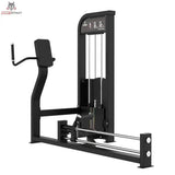 Titanium Strength Elite Series Kickmaschine – Schrägansicht mit Brustpolster, Bodenschiene und Gewichtsturm