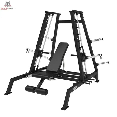 Titanium Strength Elite Series Konvergierende Smith Multipresse – Schrägansicht mit aufgestellter Schrägbank und Beinrollen