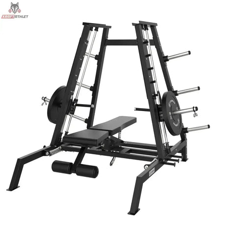 Titanium Strength Elite Series Konvergierende Smith Multipresse – Schrägansicht mit Flachbank, Beinrollen und Scheibenhaltern