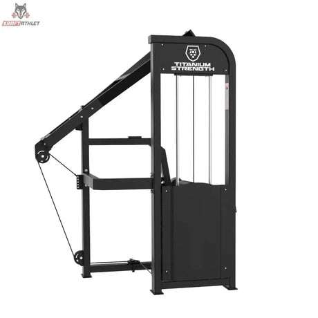 Titanium Strength Elite Series Lat Pulldown – Schrägansicht von hinten mit Gewichtsturm und Hebelarm