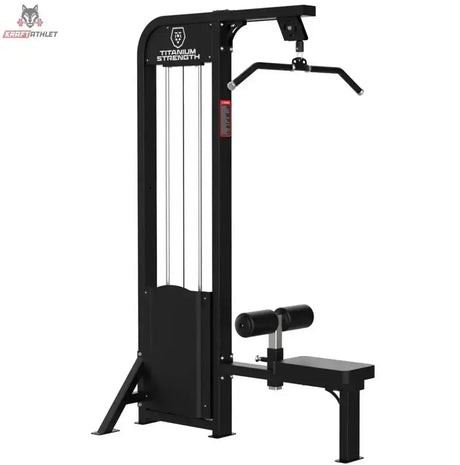 Titanium Strength Elite Series Latzugmaschine – Schrägansicht mit Latzugstange, Sitz und Oberschenkelrolle