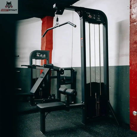Titanium Strength Elite Series Latzugmaschine – Aufnahme im Studio mit Latzugstange und Sitz