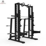 Titanium Strength Elite Series Multipower Smith Machine + Rack Plus in Schwarz, Schrägansicht mit Hantelstange und Scheibenhaltern