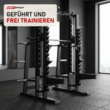 Titanium Strength Elite Series Multipower Smith Machine + Rack Plus in einem fertig eingerichteten Studio mit dunklen Wänden und Gummiboden