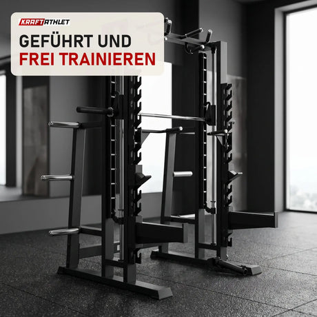 Titanium Strength Elite Series Multipower Smith Machine + Rack Plus in einem fertig eingerichteten Studio mit dunklen Wänden und Gummiboden