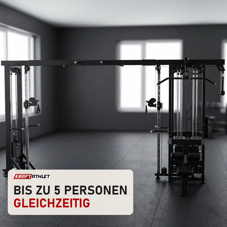 Titanium Strength Elite Series Multistation 5 Stationen in einem fertig eingerichteten Studio mit dunklen Wänden und Gummiboden