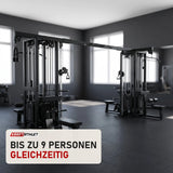 Titanium Strength Elite Series Multistation 8 Stationen in einem fertig eingerichteten Studio mit dunklen Wänden und Gummiboden