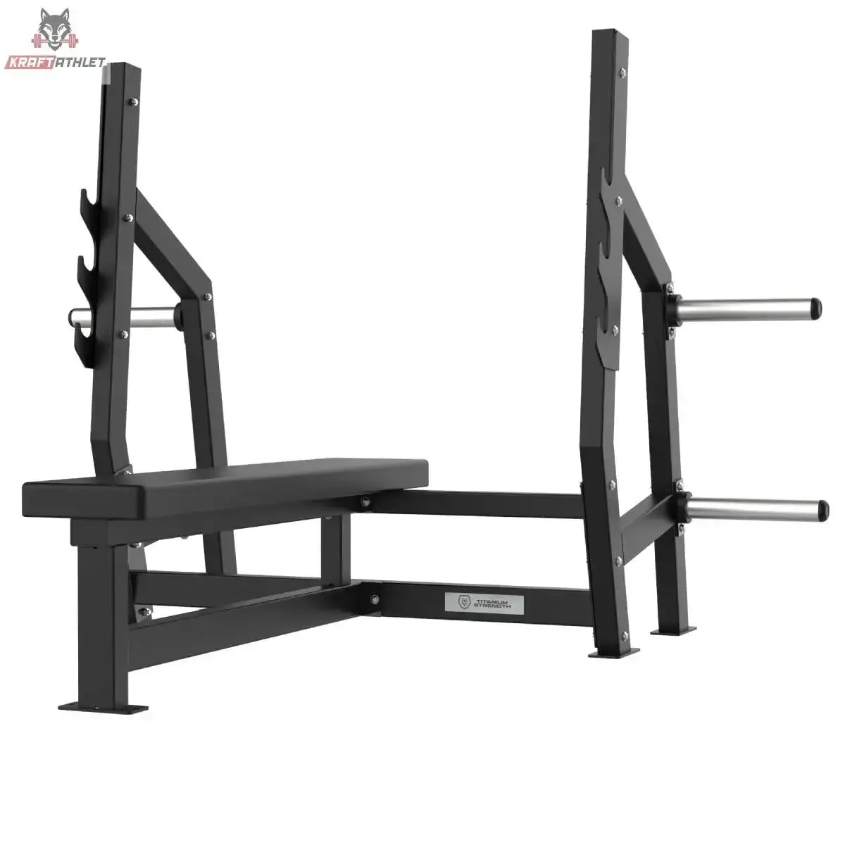 Titanium Strength Elite Series Olympische Flachbank: Schrägansicht von vorne mit Hantelablagen und Scheibenhaltern
