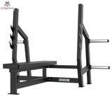 Titanium Strength Elite Series Olympische Flachbank: Schrägansicht von vorne mit Hantelablagen und Scheibenhaltern