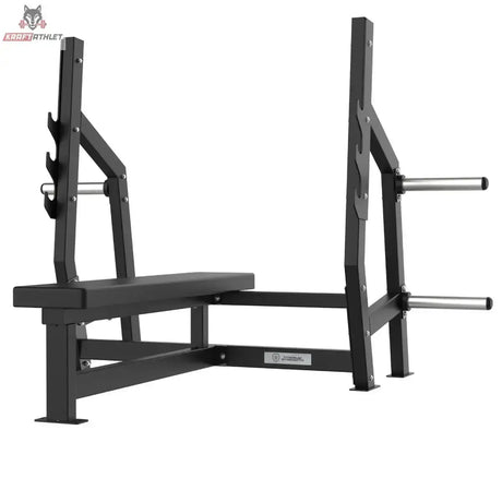 Titanium Strength Elite Series Olympische Flachbank: Schrägansicht von vorne mit Hantelablagen und Scheibenhaltern