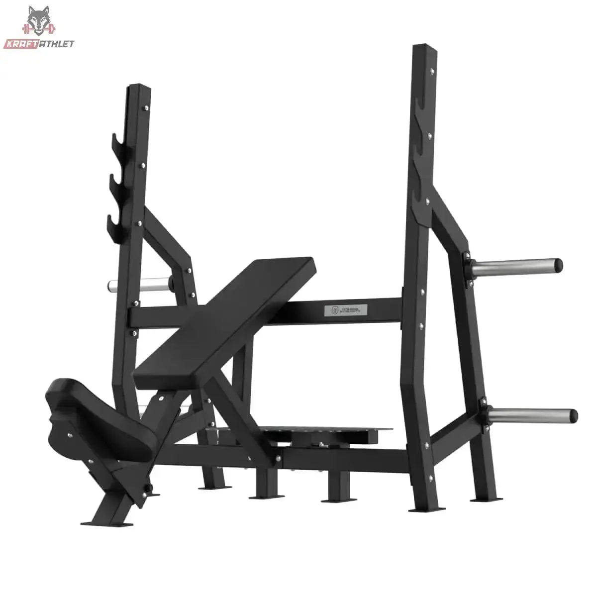 Titanium Strength Elite Series Olympische Schrägbank in Schrägansicht von vorn links, schwarzer Rahmen mit Hantelablage und Scheibenhörnern