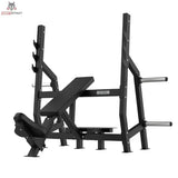 Titanium Strength Elite Series Olympische Schrägbank in Schrägansicht von vorn links, schwarzer Rahmen mit Hantelablage und Scheibenhörnern