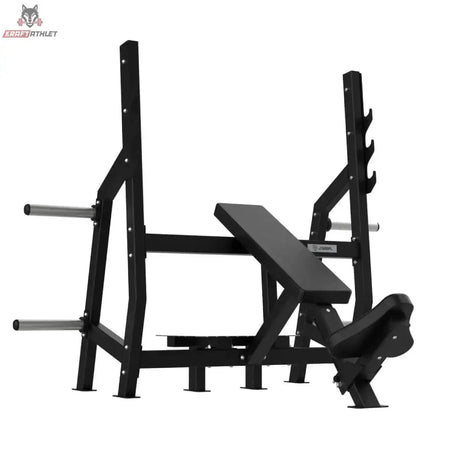 Titanium Strength Elite Series Olympische Schrägbank in Schrägansicht von vorn rechts mit gepolsterter Schrägbank und Fußstütze