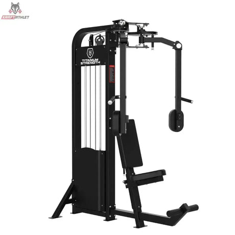 Titanium Strength Elite Series Pec Deck – Schrägansicht mit Sitz, Rückenpolster und Schwenkarmen