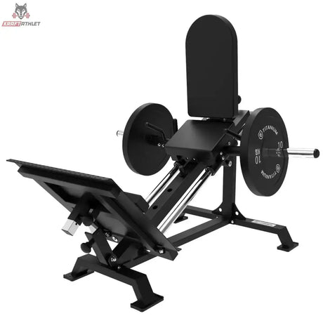 Titanium Strength Elite Series Stehende Beinpresse und Wadenheben 2-in-1 – Schrägansicht mit Fußplattform und aufgelegten Scheiben