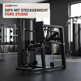 Titanium Strength Elite Series Trizeps Dips in einem fertig eingerichteten Studio mit dunklen Wänden und Gummiboden