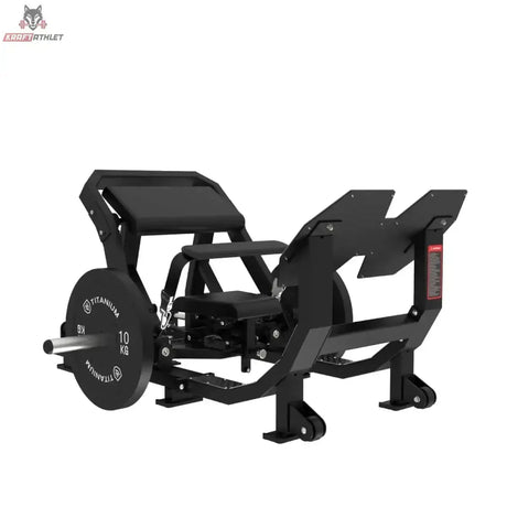 Titanium Strength Elite Series Ultimate Hip Thrust in Schrägansicht von vorn mit Rückenpolstern und Hantelscheibe