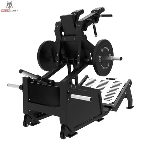 Titanium Strength Elite Series Ultimate V-Squat in Schwarz, Schrägansicht von hinten rechts mit Trittfläche und Scheiben