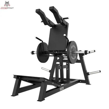 Titanium Strength Elite Series V-Squat Palanca in Schrägansicht von vorn mit Schulterpolstern und Hantelscheiben