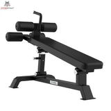 Titanium Strength Elite Series Verstellbare Negativ-Bauchbank in Schrägansicht mit geneigter Liegefläche und Beinrollen oben