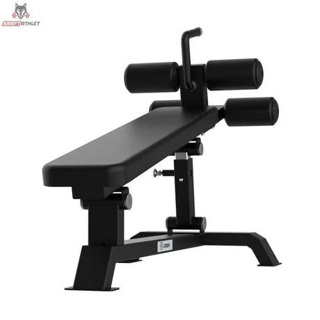 Titanium Strength Elite Series Verstellbare Negativ-Bauchbank in Schrägansicht von vorn mit Beinrollen und flacher Liegefläche